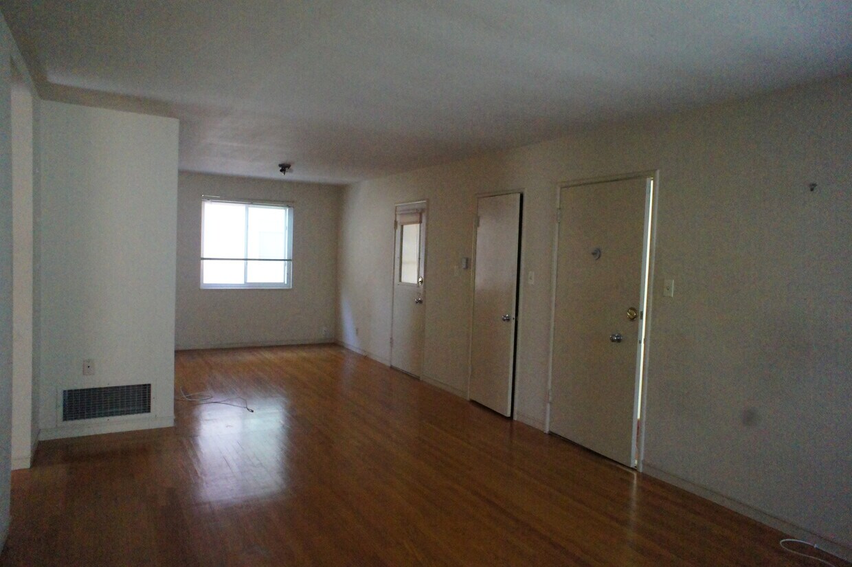 Living room - 637 Hillsborough St