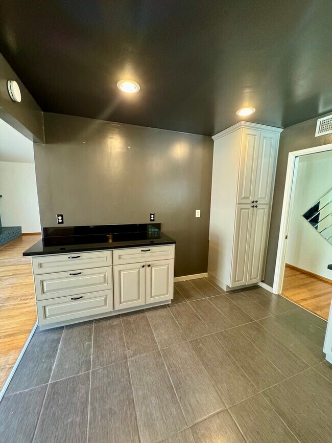 Building Photo - Updated 3 bed 2 bath single story home in ...