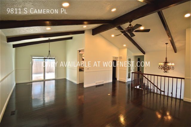 Building Photo - Gorgeous New Renovated 6 Bedroom East Sand...