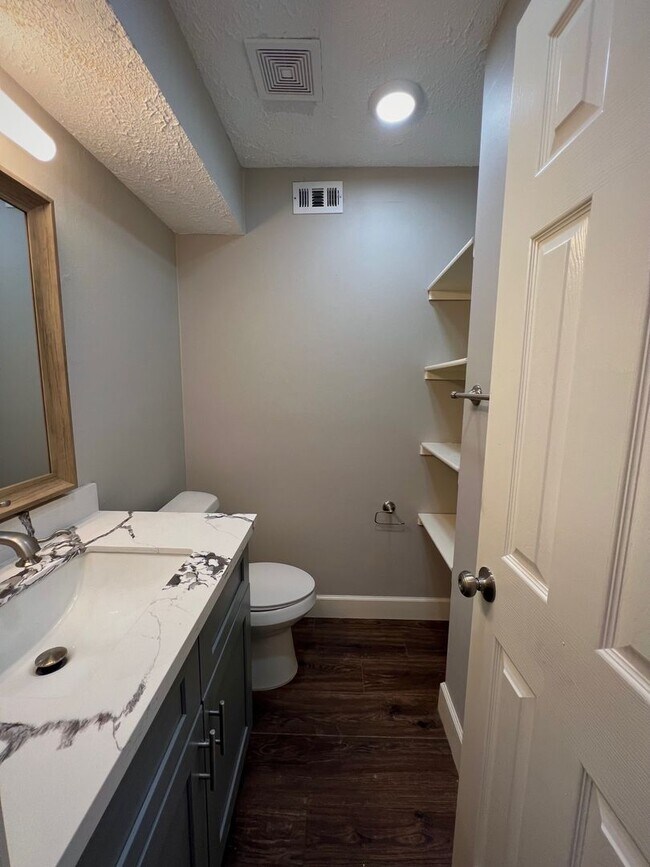 Building Photo - Updated 2 bed 2.5 bath steps away from Campus!