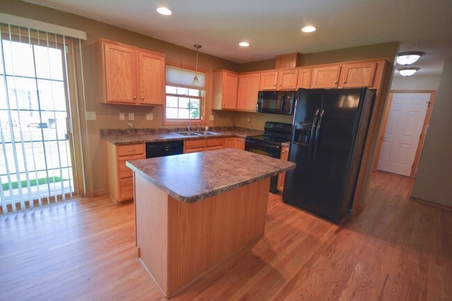 Building Photo - Gorgeous end unit in desireable Villas on ...