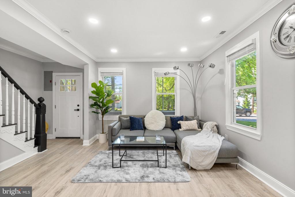 Foto principal - 8880 Baltimore St