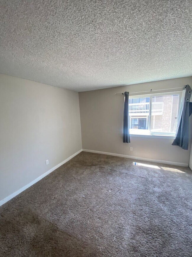 Building Photo - Large 3-bedroom 2 Bathroom in Robinwood!