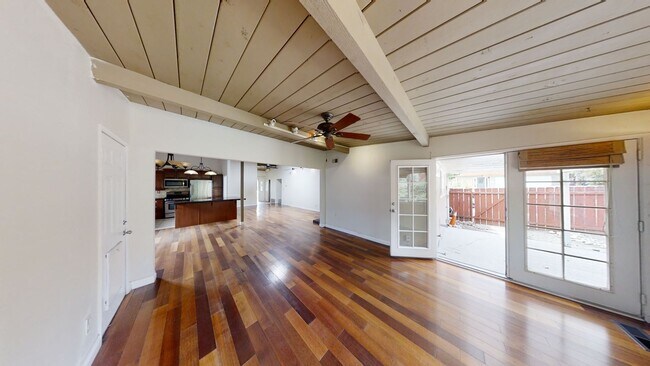 Building Photo - Spacious, Private! Great Yard! 4BD/2BA