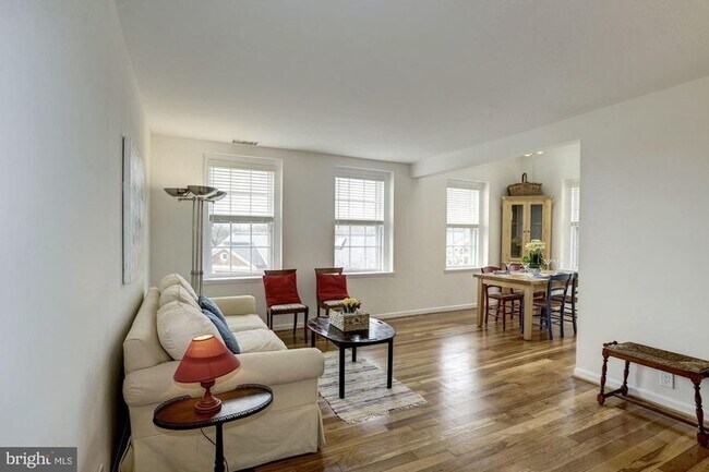 Foto del edificio - Lovely Lofted McLean Gardens Condo!