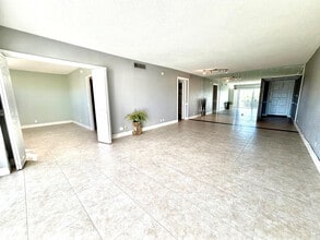 Building Photo - 3000 N Palm Aire Dr