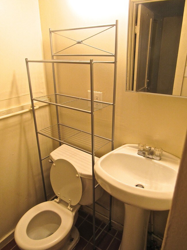 Foto del edificio - 1410 E 10th St