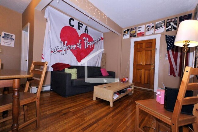 Building Photo - Nicely renovated 4 bed near the Green Line...