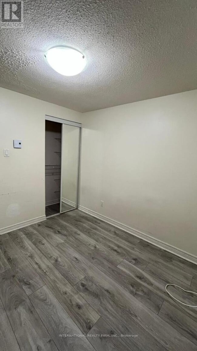 Building Photo - 54 Hoskins Square