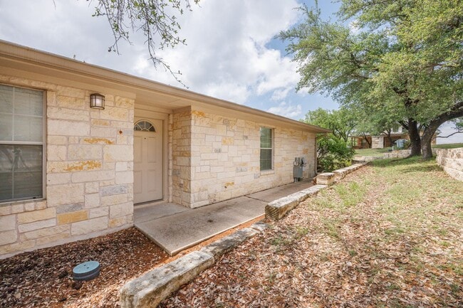 Foto del edificio - Lake Views in Lago Vista! Updated 3BR w/ Deck, No Rear Neighbors & New Floors