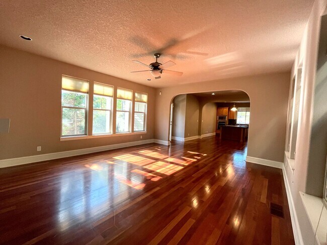Foto del edificio - Stunning Corner Home in King City with Washer/Dryer Included, Private Courtyard!