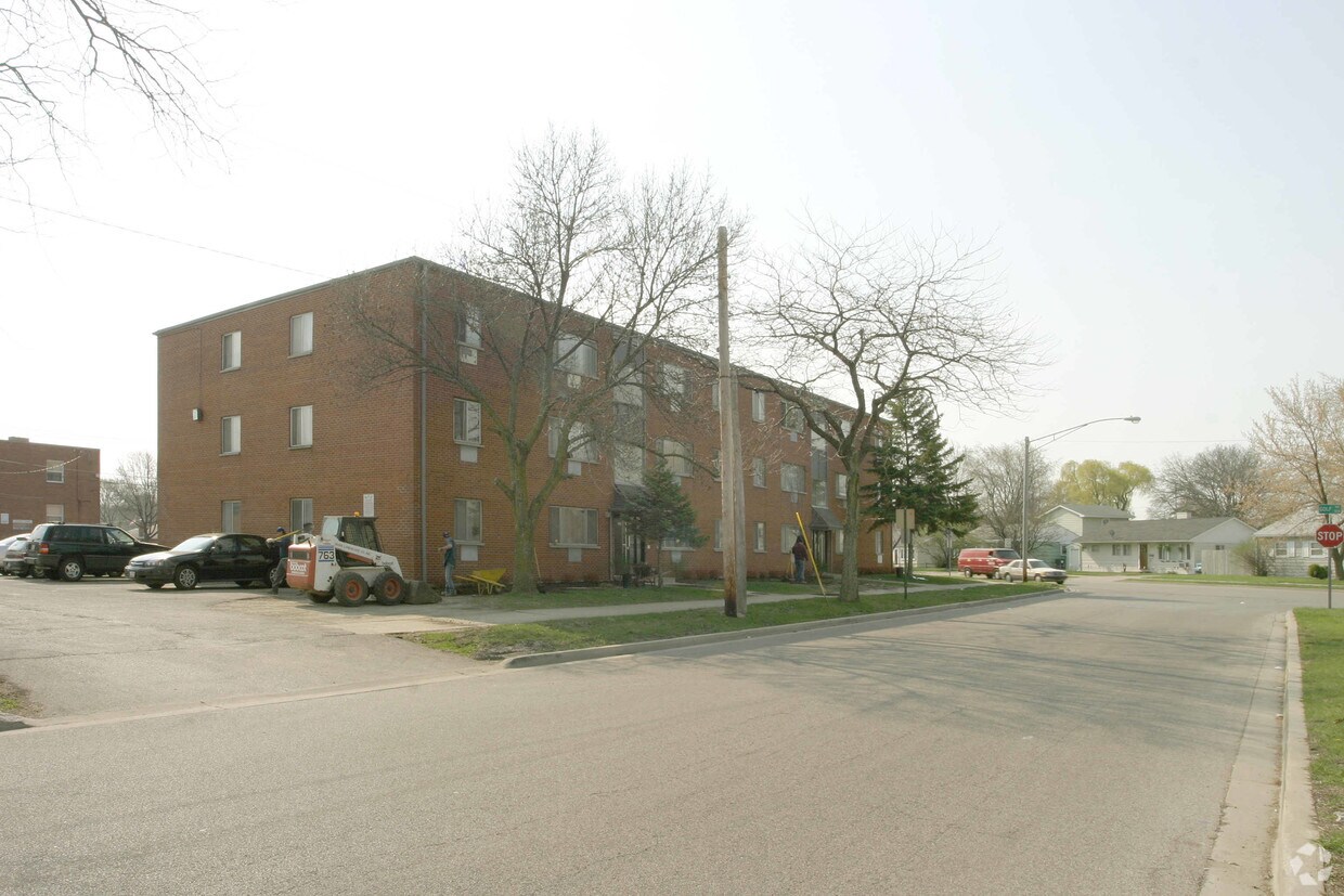 Linden Flats Apartments Rentals in Waukegan at 2020 Linden Ave Waukegan
