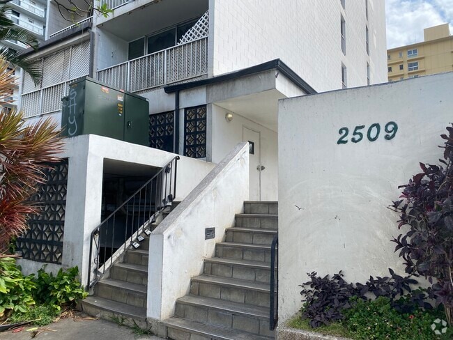 Building Photo - 2509 Ala Wai Blvd