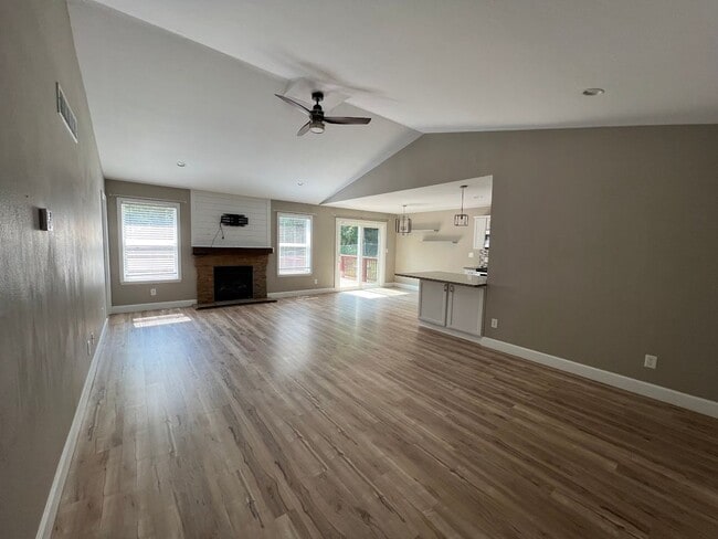 Building Photo - 5 Bed 3 Bath single family home!