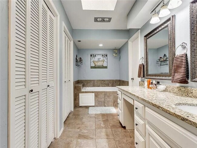 Building Photo - Spacious 4 bed, 2 bath, 2 car garage home ...