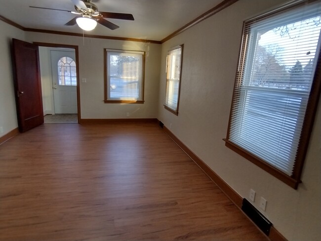 living room, front entry - 2181 Dewey Ave