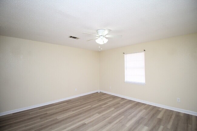 Foto del edificio - 4-Bedroom, 2-Bath Home with Large Fenced Yard