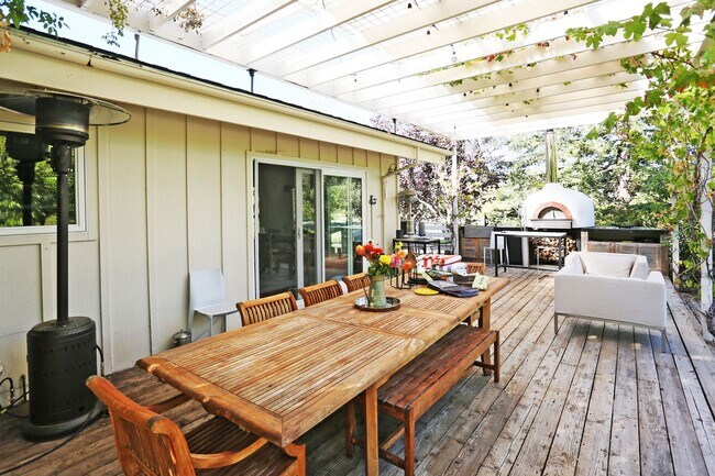 Foto del edificio - Gorgeous 4BR/3BA Single Family Home in the heart of Sonoma Wine Country, Pool, Deck, Pickle Ball ...