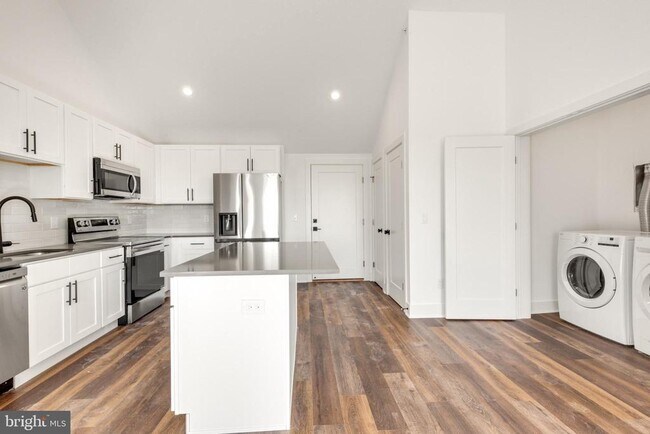 Foto del edificio - 7037 Ridge Ave