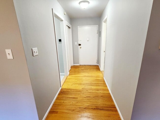 Building Photo - 5 Brevoort Dr
