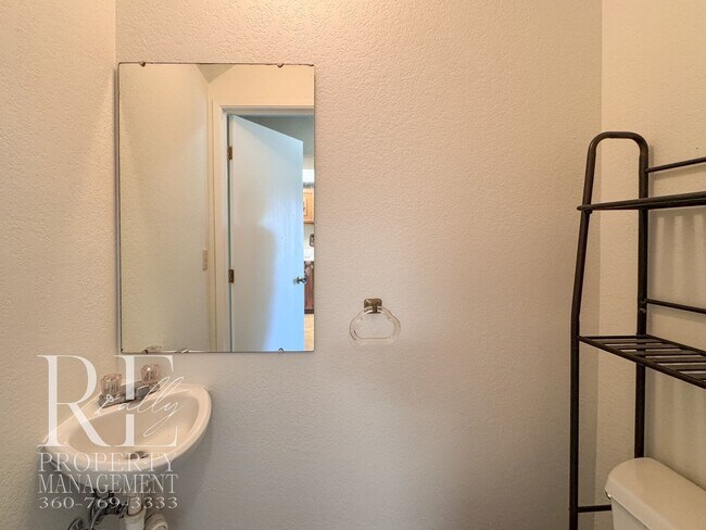 Foto del edificio - Bright End-Unit Townhome with Loft, Fireplace & Wooded Balcony