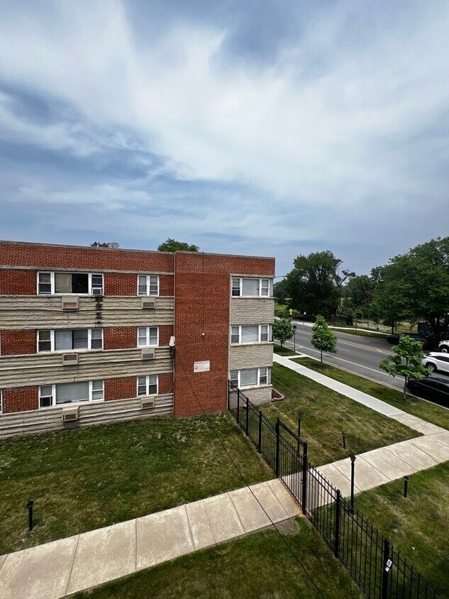 Primary Photo - 2405 W Balmoral Ave