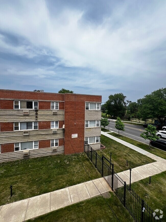 Building Photo - 2405 W Balmoral Ave
