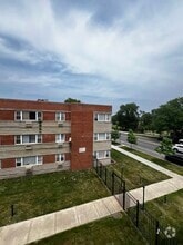 Building Photo - 2405 W Balmoral Ave