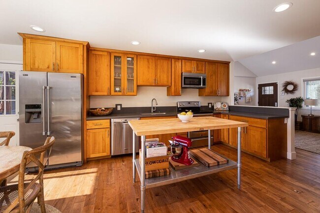 Foto del edificio - Half Moon Bay Quintessential Beach House!