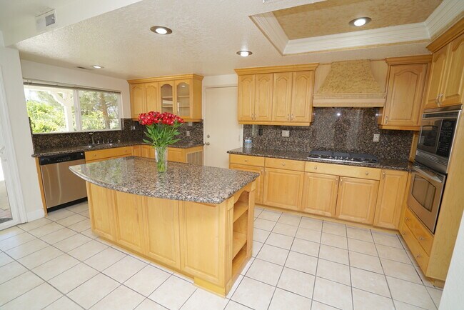 Foto del edificio - 4 Bedroom Rental Home in Santa Clarita.