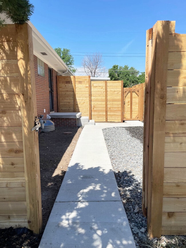 Front Yard - 491 S Otis St