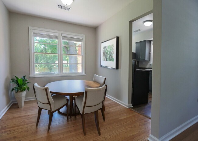 Foto del edificio - 599 Estridge Dr