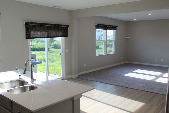 Foto del edificio - Spacious Move In Ready 5 BR in Avon!