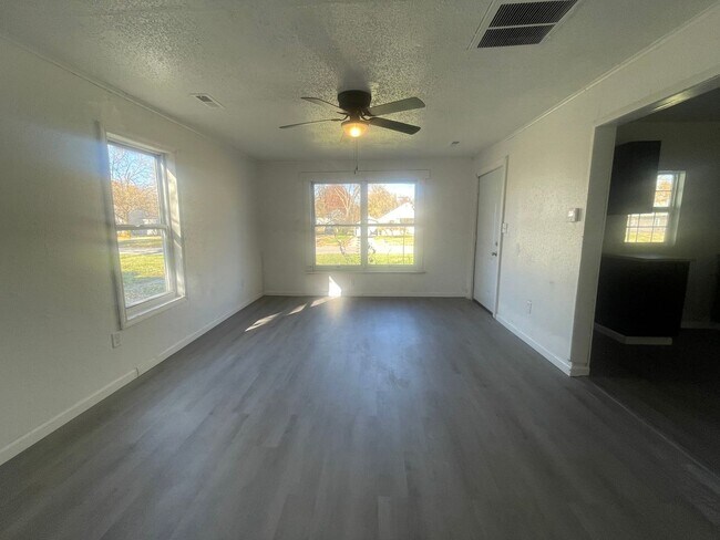 Foto del edificio - Remodeled 3 Bedroom 2 full bath available now