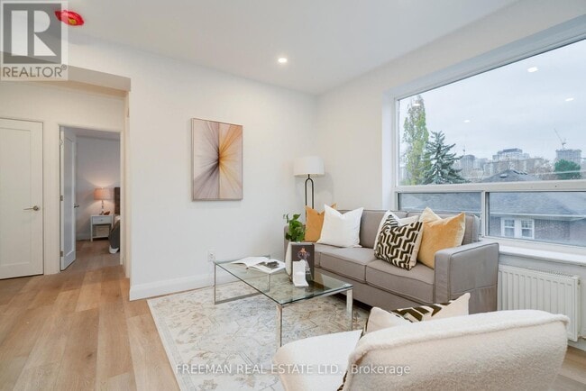 Building Photo - 2707 Yonge St