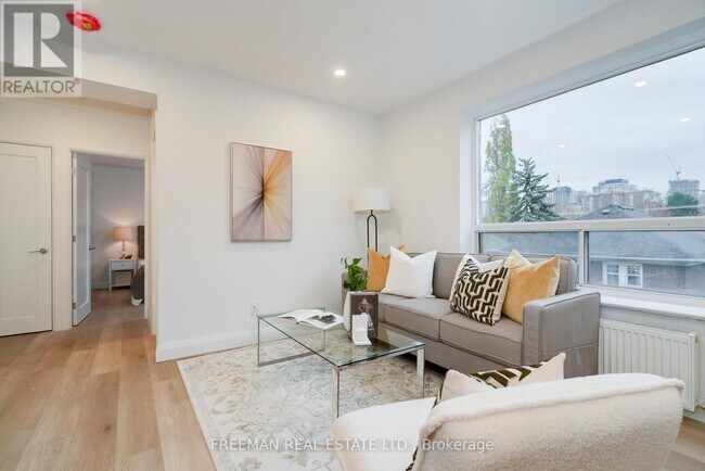 Photo du bâtiment - 2707 Yonge St