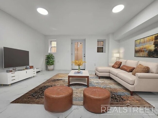 Building Photo - Massive 3BD/3BA Renovated Duplex with Home...