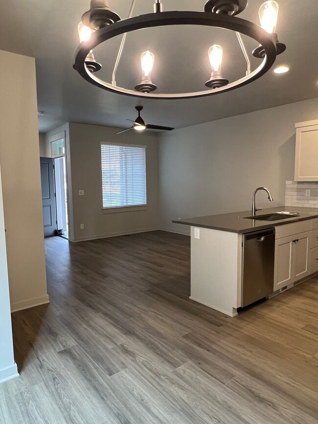 Building Photo - 3 Bedroom Townhome Dry Canyon Community