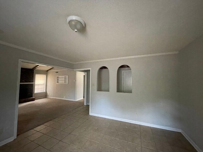 Building Photo - 5288 Yale - HALF OFF FIRST MONTH'S RENT!
