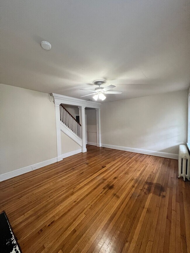Foto del edificio - Renovated 4 Bedroom Townhouse! Off Street ...