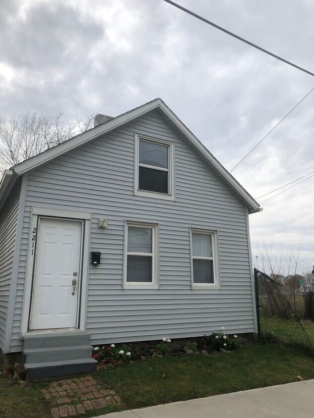 Foto principal - Tremont 2-Bed Single-Family - Available Now!