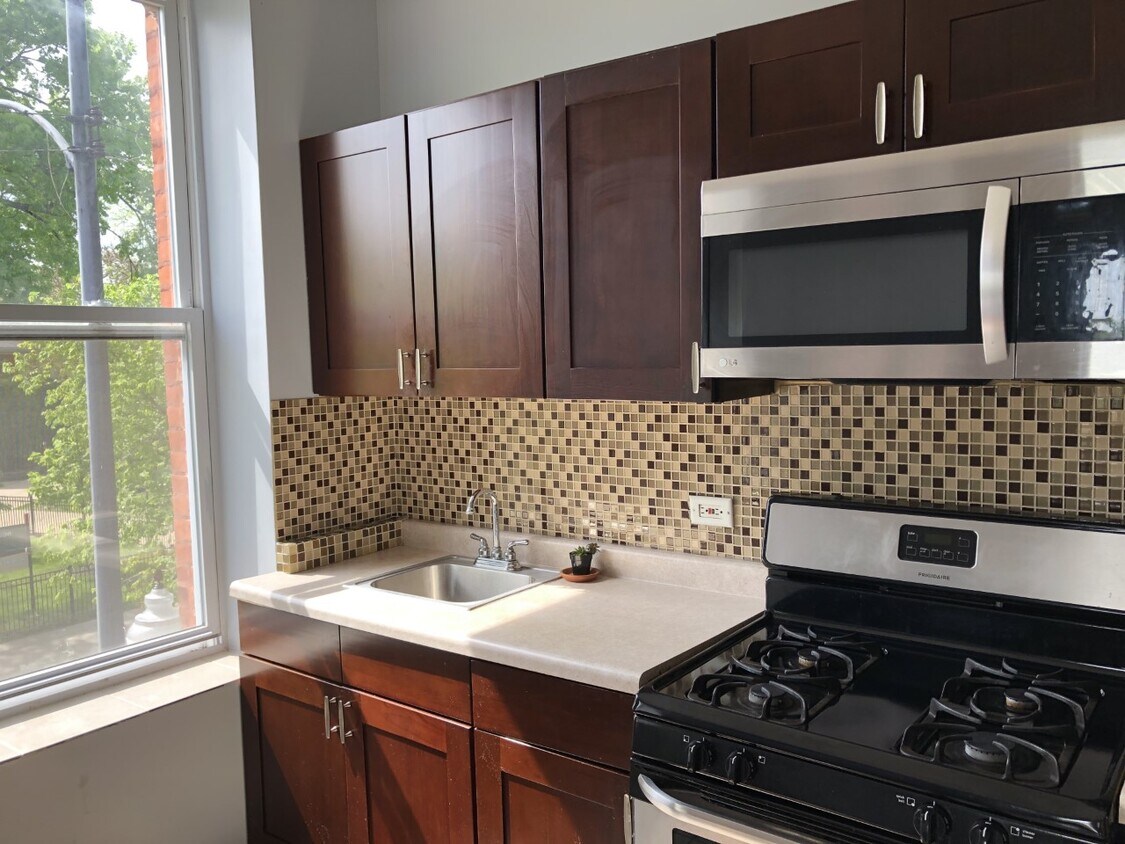 Primary Photo - 1758 W 18th Pl