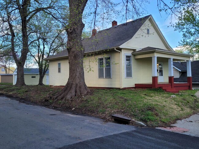 Building Photo - 3 Bedroom 1 Bathroom Home  with garage, Mo...