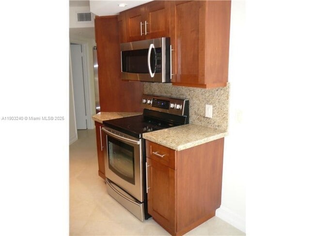 Foto del edificio - 3610 Yacht Club Dr