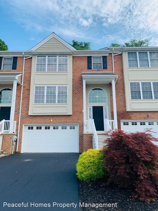 Building Photo - 3 br, 2.5 bath House - 444 Hillside Dr