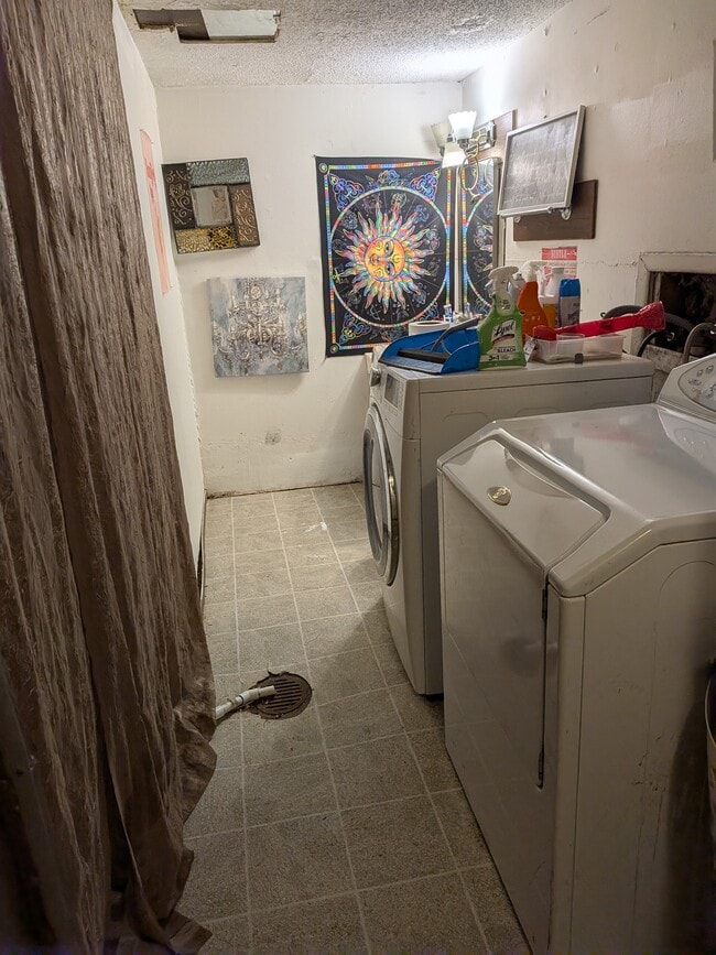 Building Photo - 1659 S Sonora Dr