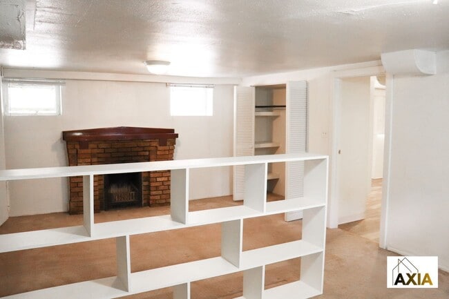 Building Photo - Downing