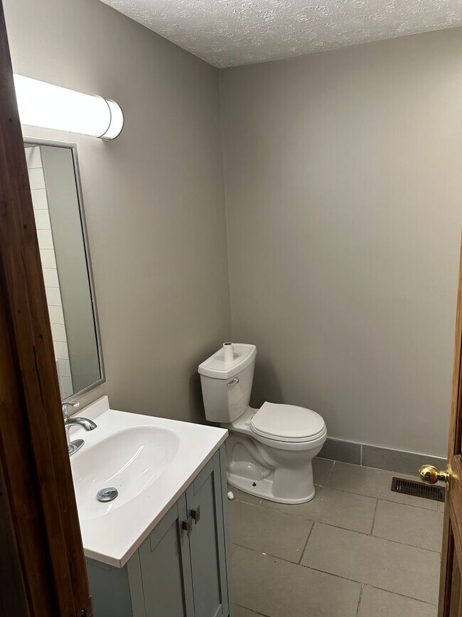 Building Photo - 4 bedroom Townhome