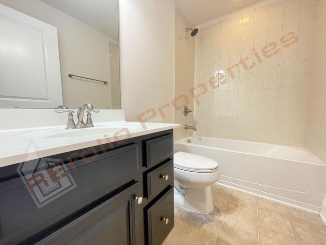 Foto del edificio - Beautiful 3 Story 3 Bedroom Townhouse with Huge 1st Floor Flex Space with Access to Patio + 2 Car...