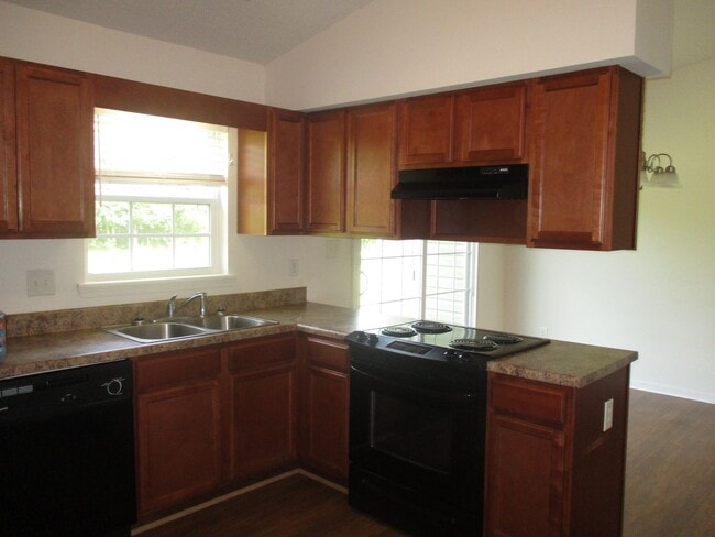 Building Photo - Charming three bedroom two bath home located off Piney Green.